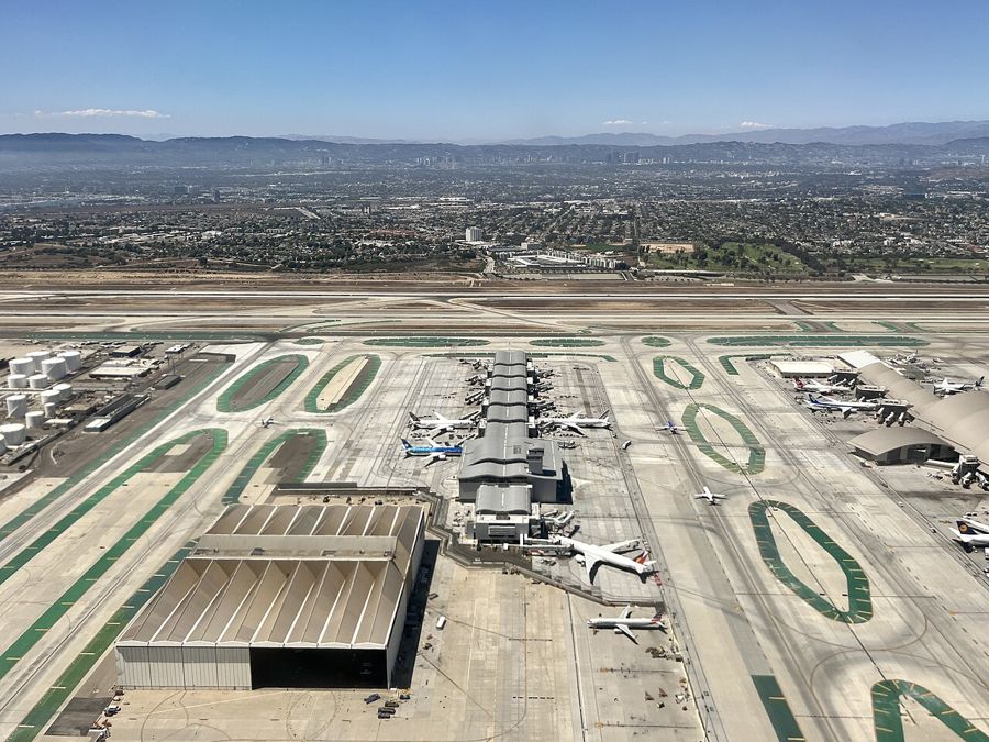 Vista aérea de un aeropuerto con aviones en la plataforma